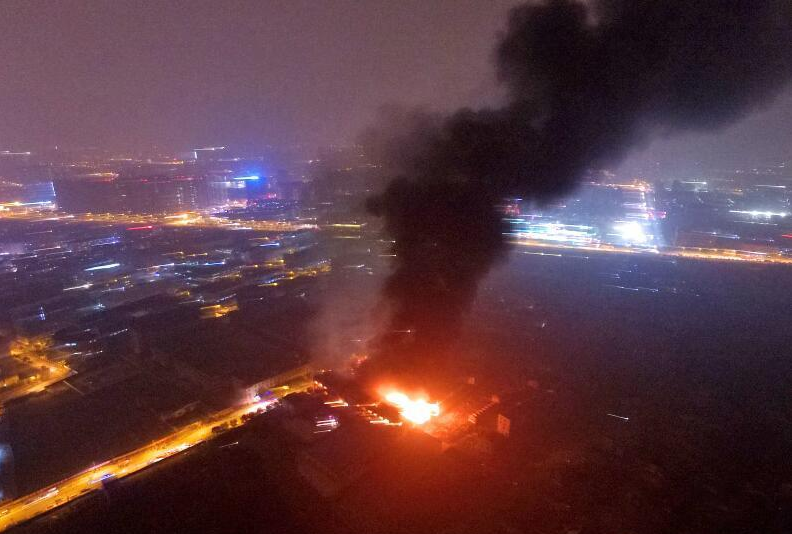 杭州煤气瓶运输车爆炸引燃旁边工厂