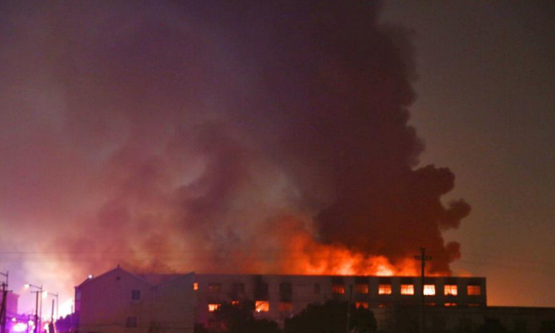 杭州煤气瓶运输车爆炸引燃旁边工厂