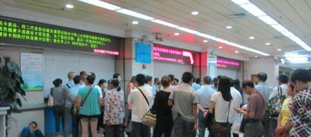 女子痛斥医院票贩：300元炒到4500元