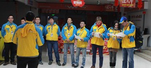 苏宁易购春节不打烊“洋快递员”给你拜年