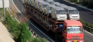 某物流公司的快递车和货车