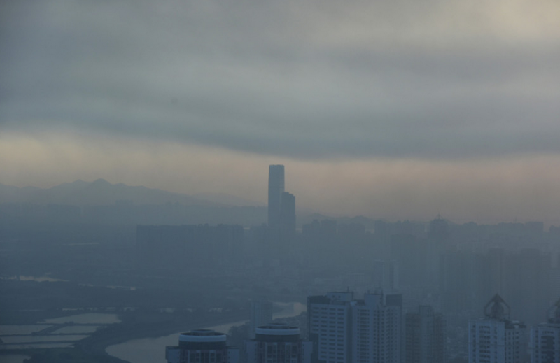 香港粉岭回收场火灾浓烟笼罩深圳市福田罗湖