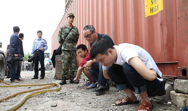 深圳多部门联合执法　捣毁黑油窝点42个