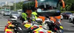 深圳交警查“后排不系安全带”行为 首日处罚7宗