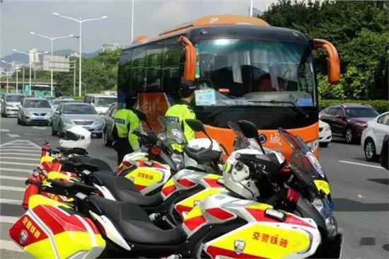 深圳交警查“后排不系安全带”行为 首日处罚7宗