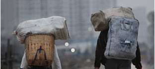 人社部：农村贫困人口跨省打工可获交通补贴