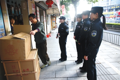 住建部：城市道路违法停车拟纳入城管执法范围